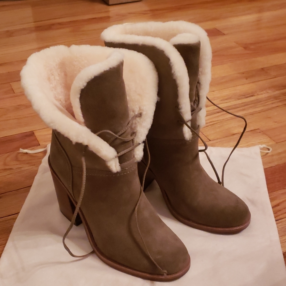 ⚡⚡Authentic Ugg Boots  with cream fur with bags